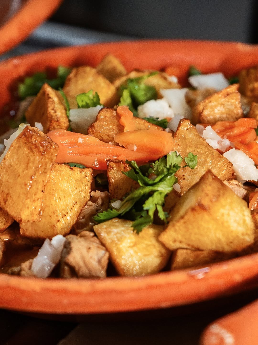 Batatas salteadas com coentros e cenoura